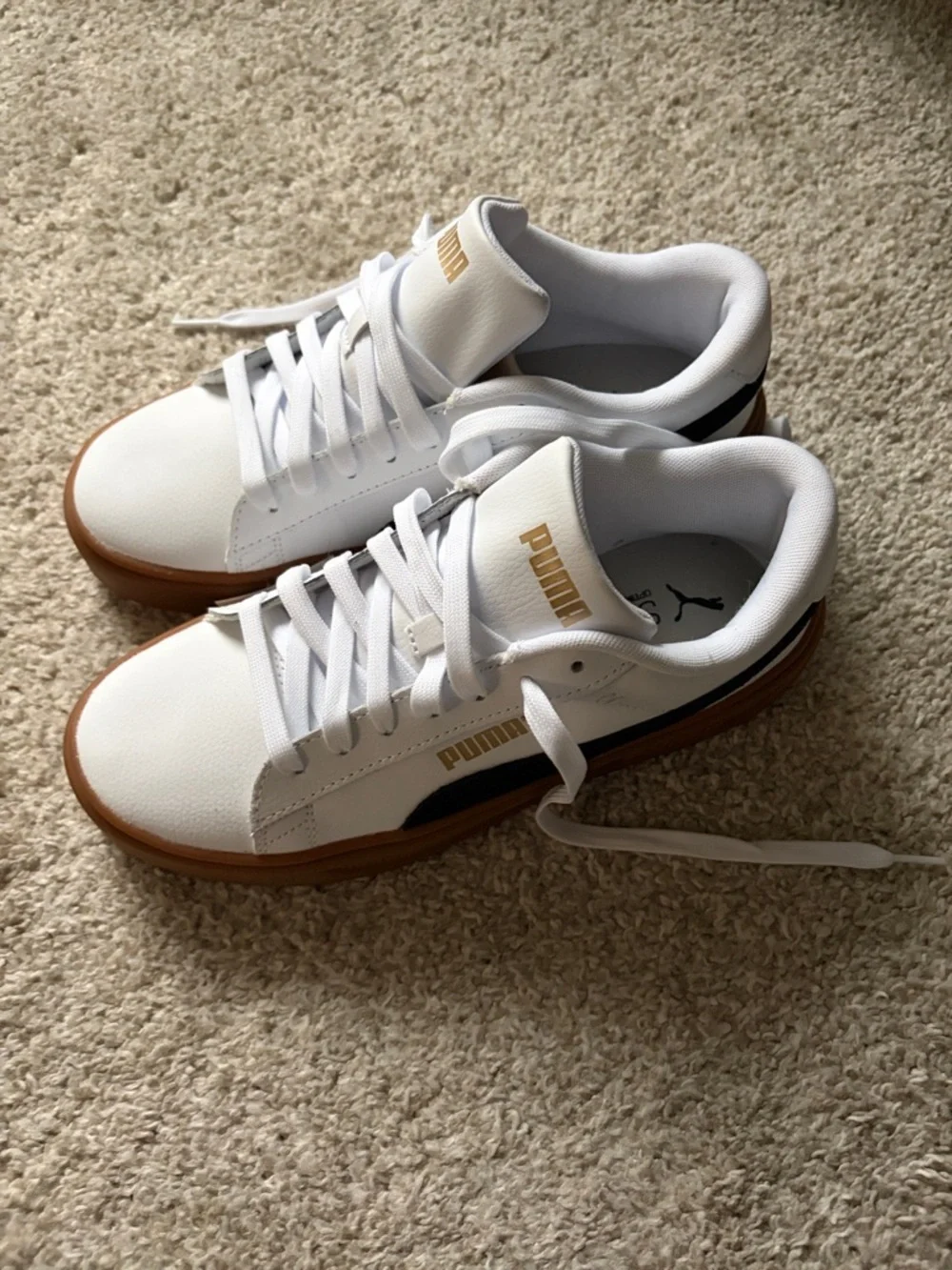 NWT✅ Puma White Sneakers with Gum Sole and Black Stripe - Picture 1 of 4